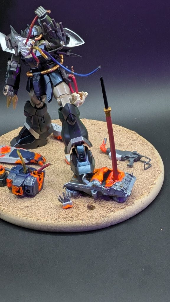 右側から。右腕に装着武器は、プレデターのガントレットを意識して、自分なりのアレンジ効かしてジャンクやプラ版で自作しました。村正ブレードは、改造パーツの木刀を真剣っぽく成形して製作。腰のトロフィーは、赤い導線と、ジャンクパーツの陸ジムで。破壊された陸ガンは、ジャンクパーツを使用して。塗装方法は、色々為してみたのでよーく覚えていません。結果この色になりました😅使用塗料はガイアスターブライトゴールドガイアミッドナイトブルーガイアスターブライトシルバーガイアアルティメットブラッククレオス蛍光オレンジクレオス蛍光グリーンクレオス蛍光レッドクレオスGXレッドゴールドクレオスパープルクレオスレッドクレオスブラウンなど。写真には、写してませんが、足元脹ら脛裏にバーニア3つ追加写真では、わかりにくいですが足装甲部に吸気ダクトを追加しました。&nbsp;&nbsp;&nbsp;