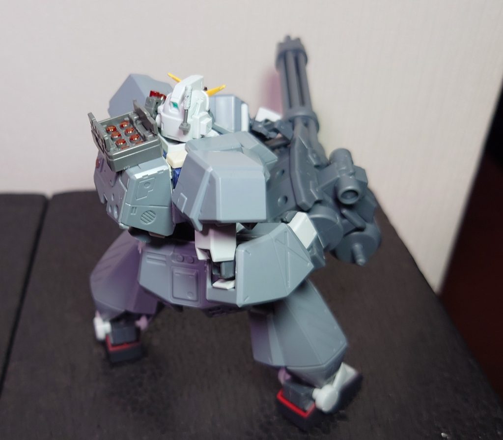 見えませんが、陸戦型ジムのバックパックにして、チョバムアーマーを着せ、スモーク弾のランチャーを…