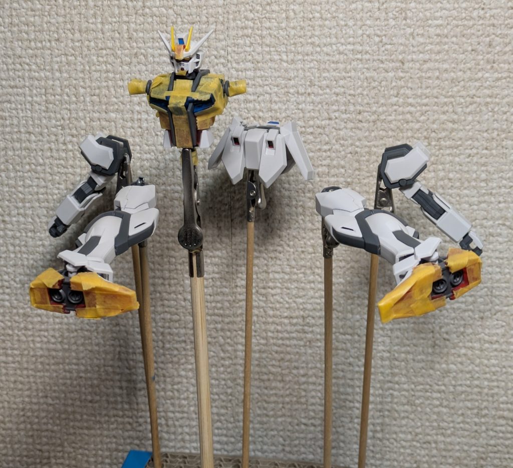 全身トップコート仕上げ中の図。あんまり詳しくないんですが、クリアパーツってトップコートスプレーはかけない方が良いんですかね？？wつや消しちゃいかんかと、マスキングでガードしましたが……？？？以前投稿したエクシアやガンダムXでも同様にガードしました。