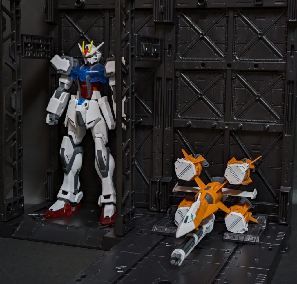 パーフェクトストライクに行く前に、もう一つのストライカーパックであるガンバレルストライカーが到着！かつてのムウさんの乗機、メビウス・ゼロを思わせるデザインですね！(gundam-kao2)