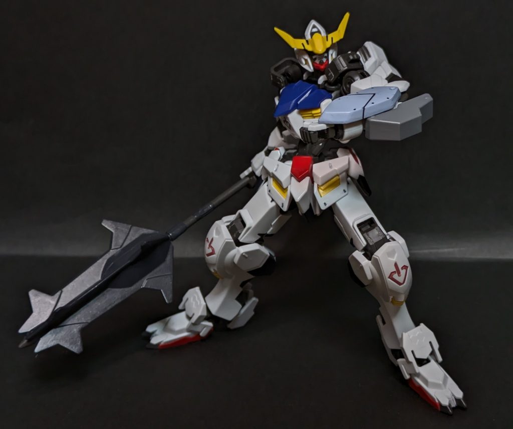 何気に調色が上手くいってご機嫌なガントレットを装備！シールも付属してないのに、フレームと同じ成形色だった時は衝撃でしたが上手く調色出来て良かったですなwww(gundam-kao3)テンション爆上がりでしたが、ガントレットの出番は第2形態まで……！wwwああ、無常w(gundam-kao5)