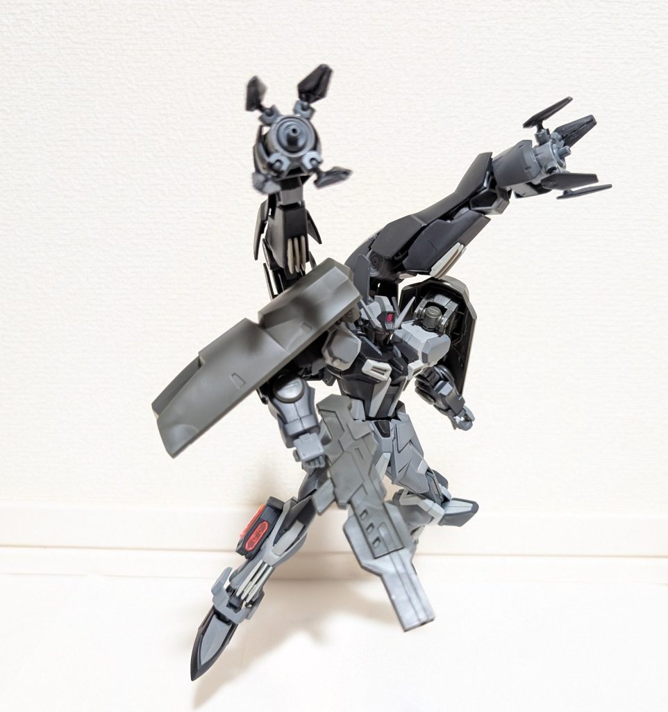背部にはグレイズアインの脚は前方に展開可能爪（？）はボールジョイントで全て可動します。