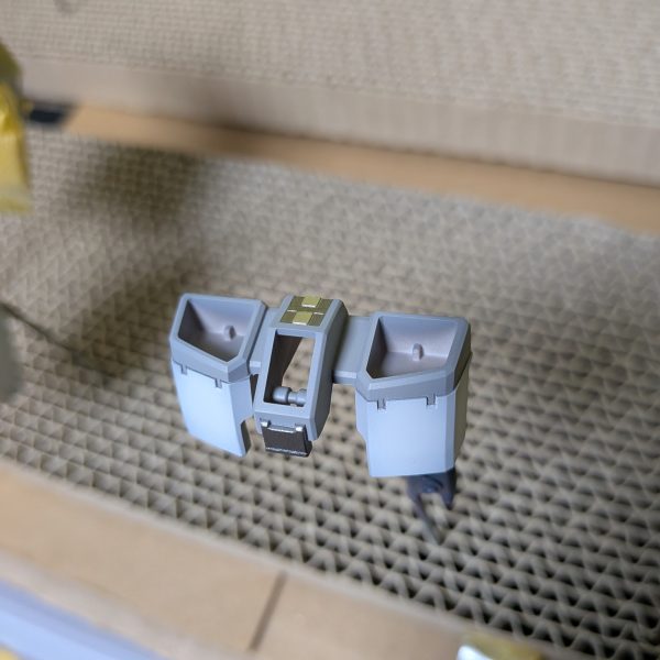 乾燥機で乾燥させたら、ふくらはぎパーツが変形し、熱湯で修正したりとなかなか進まずでしたが、なんとか塗装工程に入りました😁配色がかなりグレーよりになりましたが、グレー立ち上げでのグラデーション塗装に挑戦中です。（かなりわかりにくい笑）このまま配色変更等しながら進めていきたいと思います。目標は9月中完成させたいのですが、出来るかなぁ😅（6枚目）