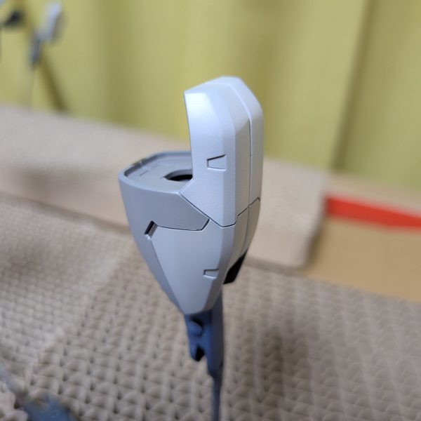 乾燥機で乾燥させたら、ふくらはぎパーツが変形し、熱湯で修正したりとなかなか進まずでしたが、なんとか塗装工程に入りました😁配色がかなりグレーよりになりましたが、グレー立ち上げでのグラデーション塗装に挑戦中です。（かなりわかりにくい笑）このまま配色変更等しながら進めていきたいと思います。目標は9月中完成させたいのですが、出来るかなぁ😅（5枚目）