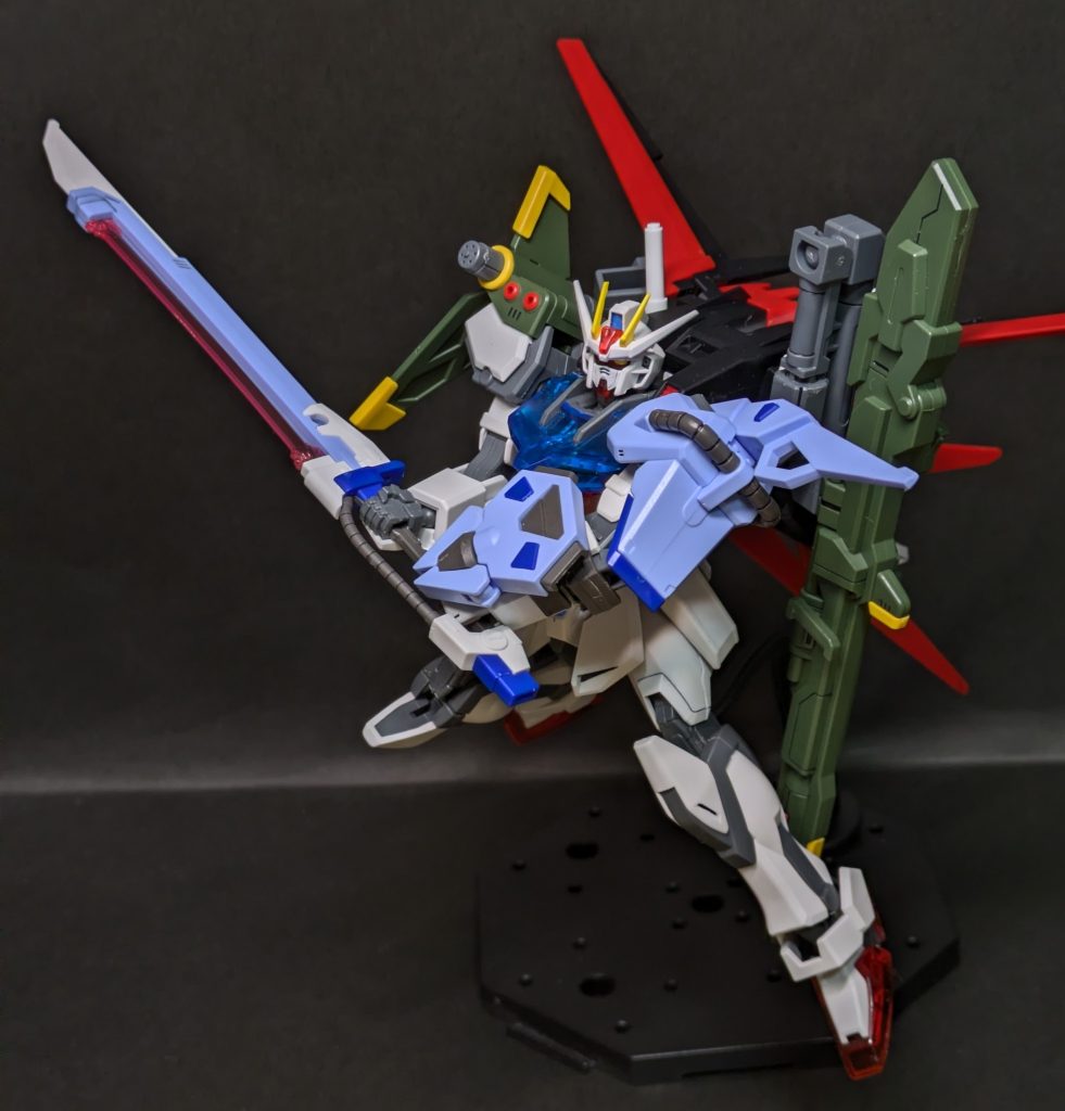 ソードとランチャーの肩アーマーがキレイに左右に分かれていることから、コレ全部乗せ来るんじゃね？？　と、妄想していた時期もあった方も多いのではないでしょうか？自分もその1人ですwww(gundam-kao5)いざ来てみると明らかにデッドウェイト！(zaku-kao4)だが、ソレがいい！w