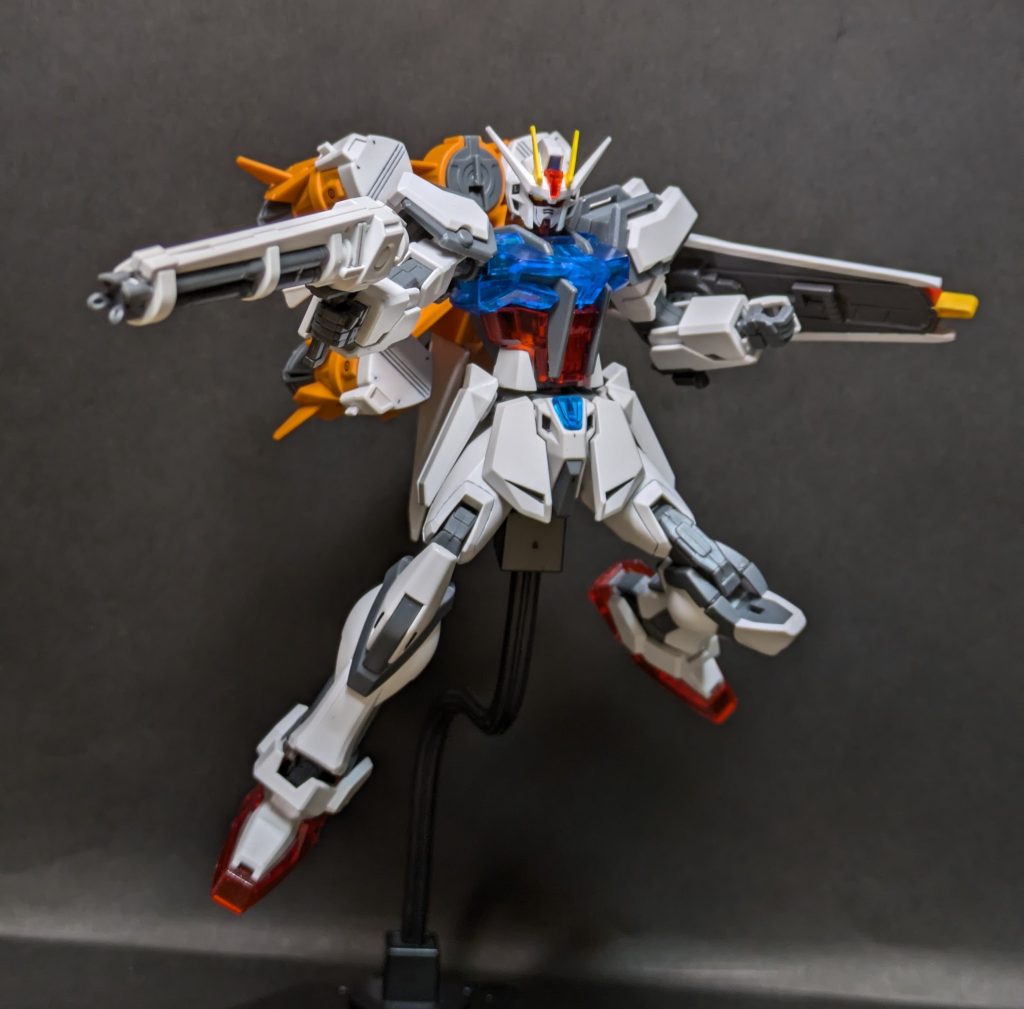 ガトリングガンをストライクに持たせるのは、ガンプラオリジナルギミックだそう。ちなみに、個体差なのかは分かりませんがウチのストライク、右手首が非常に緩く銃の重さに負けてしまいがちwww(gundam-kao5)関節ゆるゆるの強化対策を練らねばなりません！(gandam1)