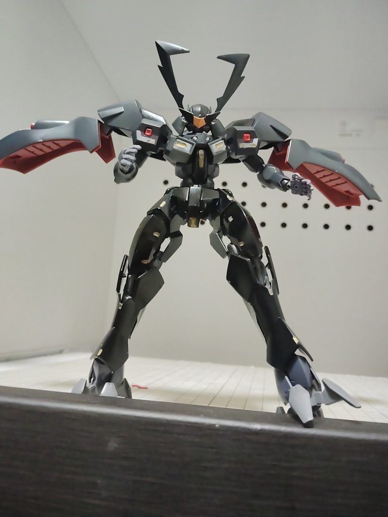 この足ドリルにもなるんです。高高度からドリルキックされたらひとたまりもないので、ミキサーネイルにしときますね。