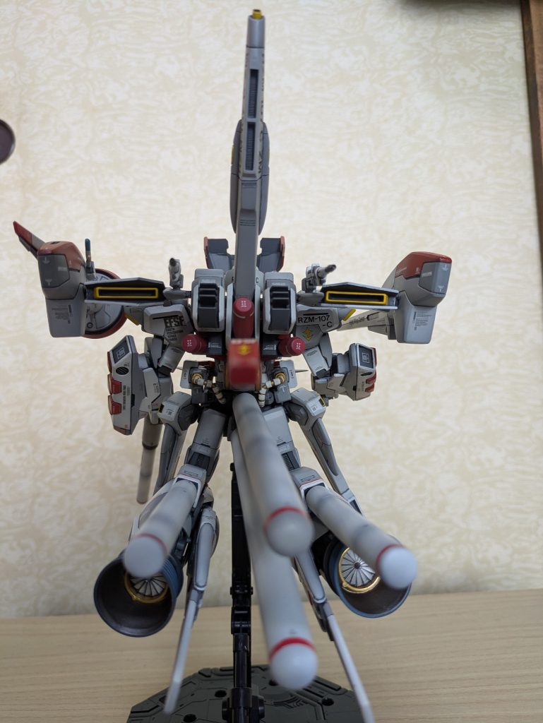 最後に真後ろです。（写真入れ忘れました）「兵装」メインはポジトロンランチャー機体本体にはビームキャノン（ビームサーベルにもなります）×２機体右側にはハイメガキャノン機体後部には固定自動追尾型レーザービームキャノン×２MS本体には頭部のビームバルカン、右腕にはビームライフル、左腕にはショートバズーカ、両腕にはグレネードランチャーと外付けのミサイルポッドを装備しています。注：「この設定はオイラの脳内設定であり、本編とは何の関係もありません」長い間、閲覧ありがとうございました。出来れば、やっぱり設定を読んで欲しいなぁ〜（長いけど）