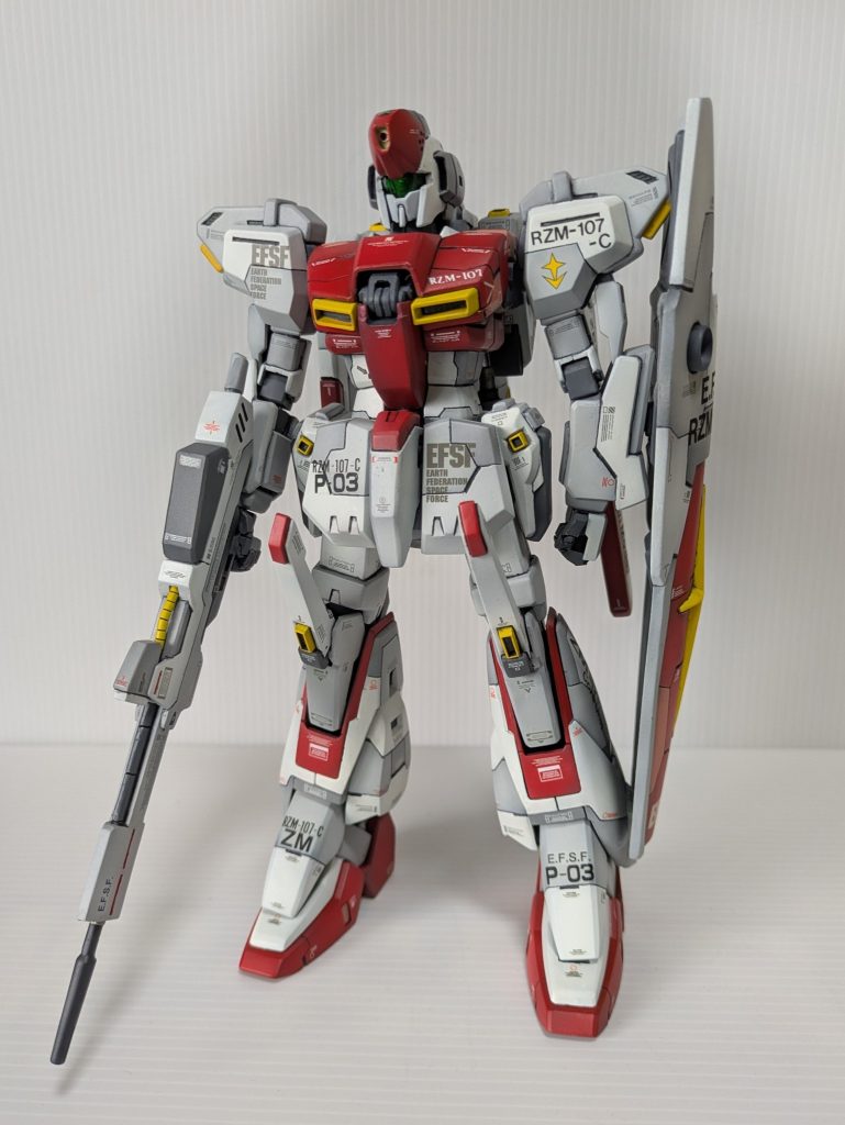 約30年前、友人からZガンダムのジャンクを頂いたのですが、組み立て済みでパーツは欠品、フレームは折れ変形出来ず、ボディ（脚）にはご丁寧に被弾ダメージでハンダゴテで焼かれ修復不能な状態でした。どうしようかと考えた結果、ジャンクパーツの整理も兼ねてオリジナルをでっち上げようと思い制作し始めました（まさか完成まで30年弱かかるとは…）