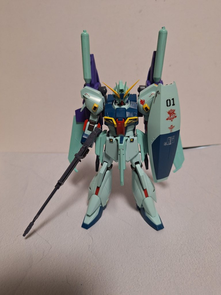 顔は、マスクリガズィ　後頭部は、フェイクνガンダム　にアンテナがRGνガンダムの物をミキシング胸の黄色いダクトがHGのエールストライクのふくらはぎです。　