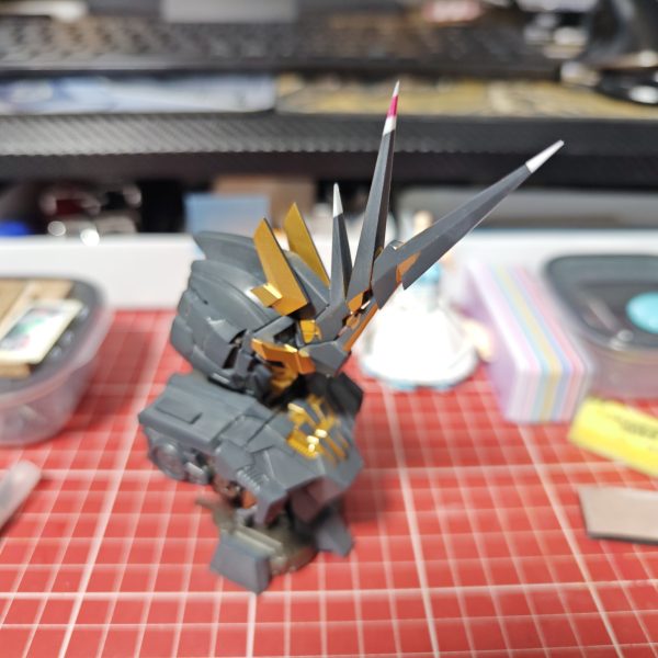 ガンプラではないプラモ作成中ですが、息抜きに手を出しました。外装の表面処理、角の合わせ目消し、角の延長をやってるところです。角は分割しないと綺麗に作れないと思ったので折りました。&nbsp;別日に更新してますが、製作中の追加投稿の仕方が分からん…とりあえず角三本を尖らせたので更新（2枚目）