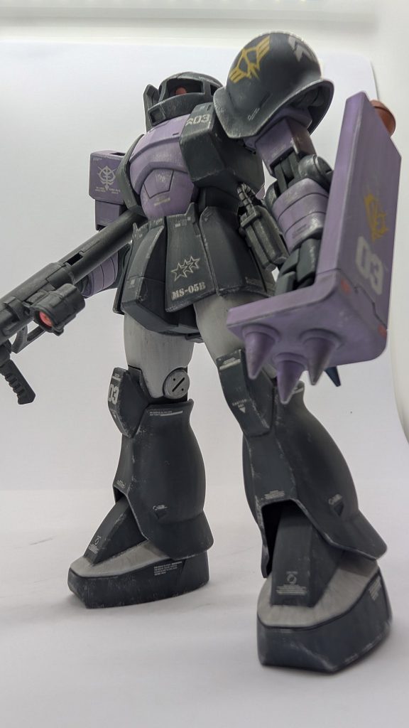 03ガイア機です。本体の黒い部分はネイビーブルーで塗装したんですがウェザリングカラー【グレー】でウォッシングしたらすっかりグレーっぽくなっちゃいました(zaku-kao4)
