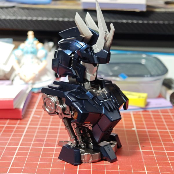 ガンプラではないプラモ作成中ですが、息抜きに手を出しました。①外装の表面処理、角の合わせ目消し、角の延長をやってるところです。角は分割しないと綺麗に作れないと思ったので折りました。&nbsp;②別日に更新してますが、製作中の追加投稿の仕方が分からん…とりあえず角三本を尖らせたので更新&nbsp;③少し塗装したのでパシャリ内装は、サーフェイサーエヴォブラックにスターブライトアイアン外装は、サーフェイサーエヴォシルバーにバンシィには定番のプリズムブルーブラック金塗装はマスキングしたらやりまふ内装ももしかしたら部分塗装するかも？（3枚目）