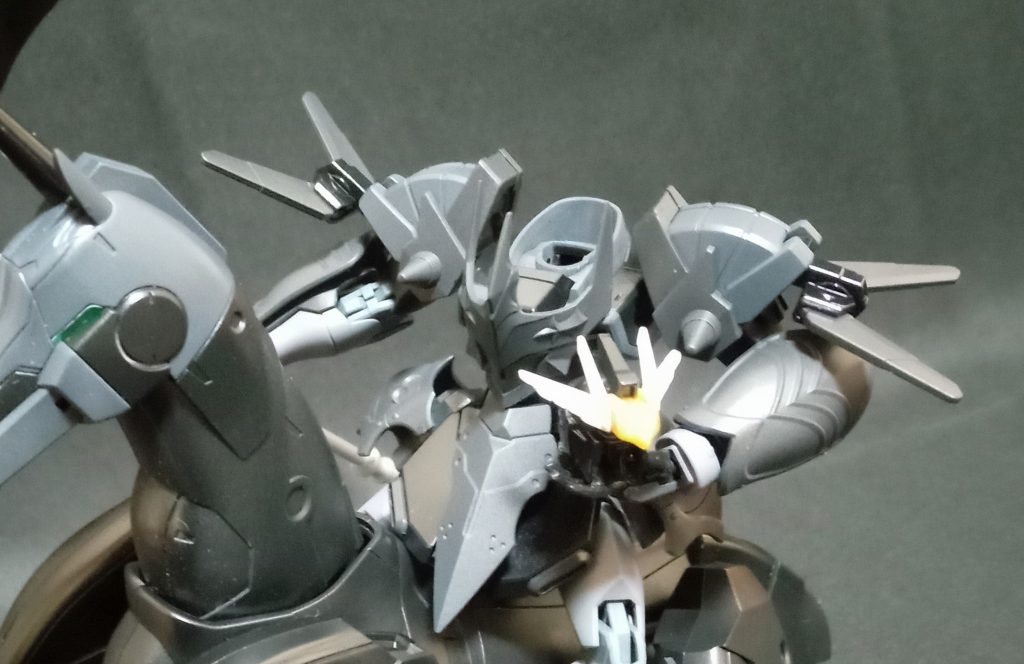 頭部を真っ黒にしたら全然見にくくなったので、急遽アンテナ部分だけ戻しました
