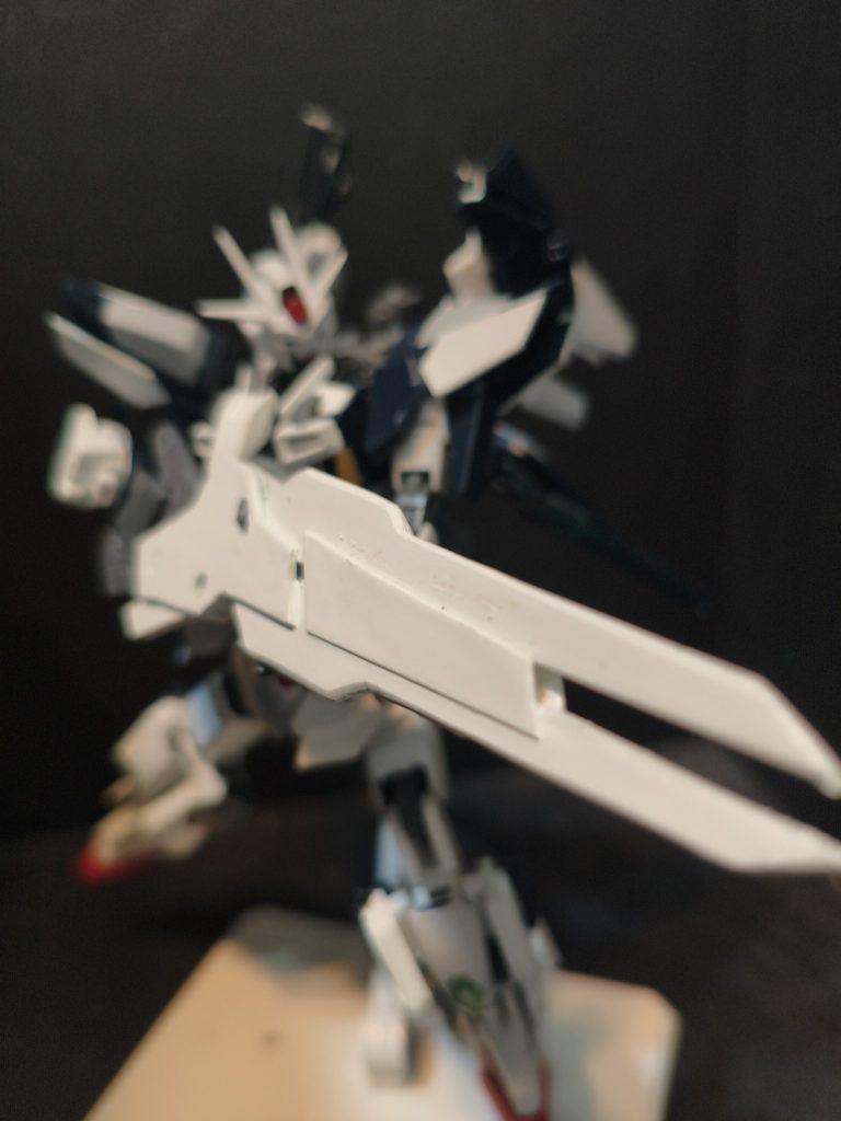 「GNガンブレイカー2」エトワール・ノヴァが装備しているGNガンブレイカーの強化型。2つを装備するのではなく、1つの出力を上げることでGN粒子の使用を効率化している。そのためGN粒子を圧縮し、放つ弾丸はより貫通力・威力が増加している。持ち手を変えるのではなく動かすことでブレイカー↔ガンの変形をスムーズにしている。