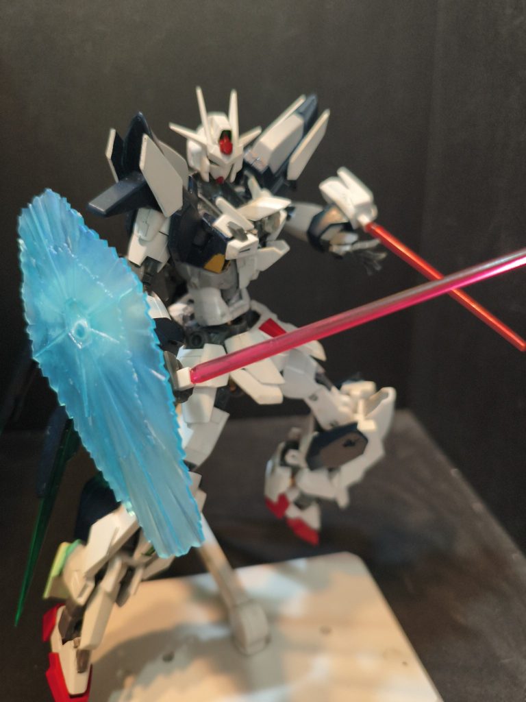 ガントレットはビームサーベルを内蔵し、ビームシールドも展開できる。ビームサーベルは内蔵状態でも使用でき、ビームバルカンのようにも使用できる。