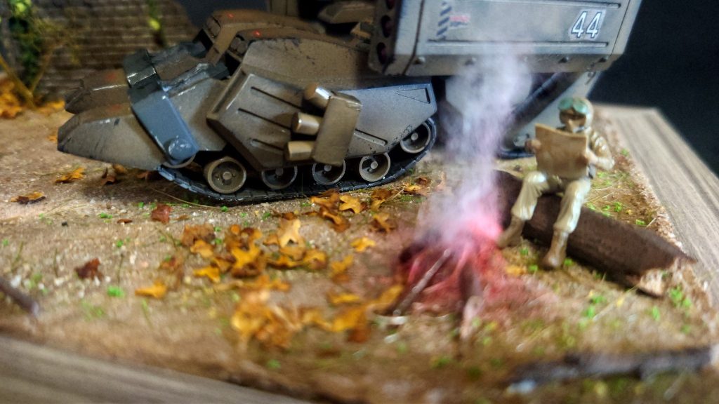 R44が1/100なので、パイロットの方が大きめになってます。