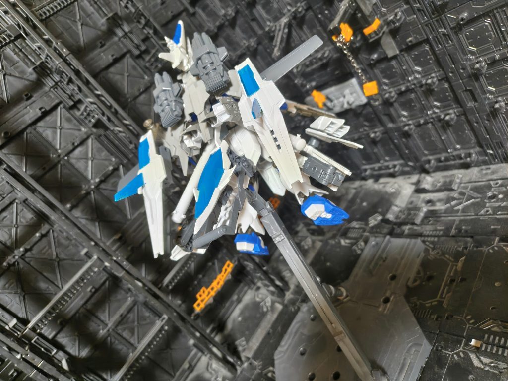 メインの大型テールバーニアスタビライザーを含む左右ウイングバーニアスタビライザーと左右脚部のフットバーニアスタビライザーの計５つのバーニアスタビライザーで急制動も含む高速戦闘が可能だが、長時間の運用は不可という設定です。
