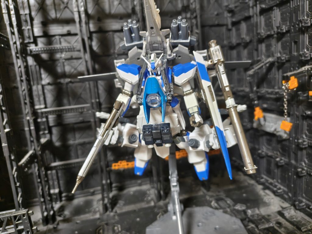 ファンネルコンテナ込みでフィンファンネルを別の機体に移植するつもりだったので、HIνガンダム自体はどうするか考えあぐねていました。
