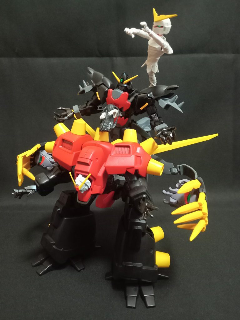 クリアカラー版のデビルガンダムなので、キット自体が硬いのと、色が乗りにくいの、爪やイッカクの腕の肉抜き穴をパテで埋めるのが大変でした。デビルガンダムは脚が脆弱なので、AGE-3の太い脚を咬ませて安定させました。