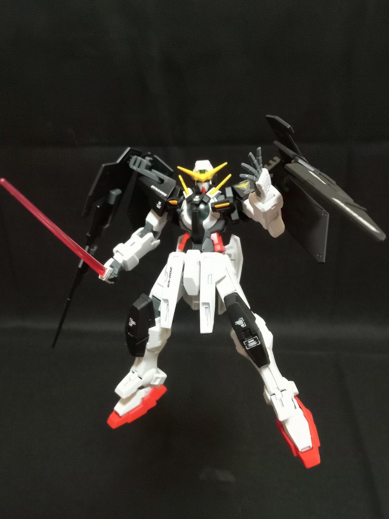 デュナメスをベースとしながらも、機体各部に異なる特性のパーツが組み込まれているのが特徴。エクシアから換装した胸部は、近接格闘戦時におけるGNドライヴ（太陽炉）への負荷・追従性を検証。