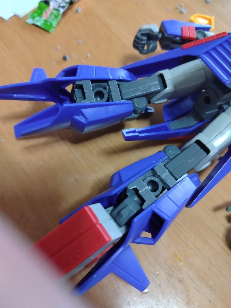 配線のモールドをくり抜いてポリキャップを埋め込んであります。