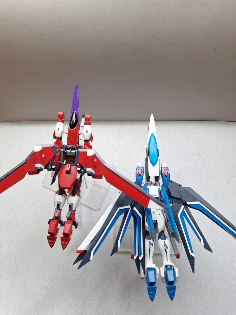 こうして見ると　監督が同じ　サイバーフォーミュラーのアスラーダとオーガみたいに見えます。
