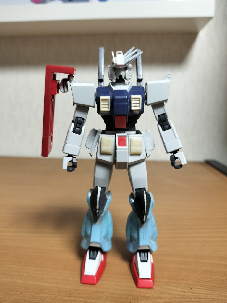 グフの足がそのままだと太かったので、縦真っ二つにしてから削るのが一番大変でした。