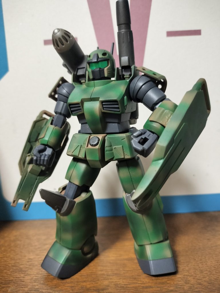 特徴的な、陸戦型用の盾２枚は陸ガンのやつから型を取って複製（２枚とも）。
