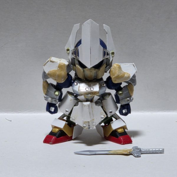 レジェンドBB騎士ガンダムをベースに制作中脚部のみ腿部分はコマンドガンダム、下駄部分は武者頑駄無のものを使用鎧は騎士ガンダムのものを軸にプラ板とパテで制作塗装は金部分のみメッキ塗装にする予定（5枚目）