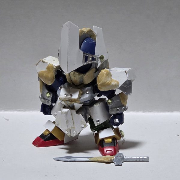 レジェンドBB騎士ガンダムをベースに制作中脚部のみ腿部分はコマンドガンダム、下駄部分は武者頑駄無のものを使用鎧は騎士ガンダムのものを軸にプラ板とパテで制作塗装は金部分のみメッキ塗装にする予定（6枚目）