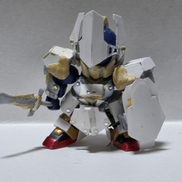 レジェンドBB騎士ガンダムをベースに制作中脚部のみ腿部分はコマンドガンダム、下駄部分は武者頑駄無のものを使用鎧は騎士ガンダムのものを軸にプラ板とパテで制作塗装は金部分のみメッキ塗装にする予定（7枚目）