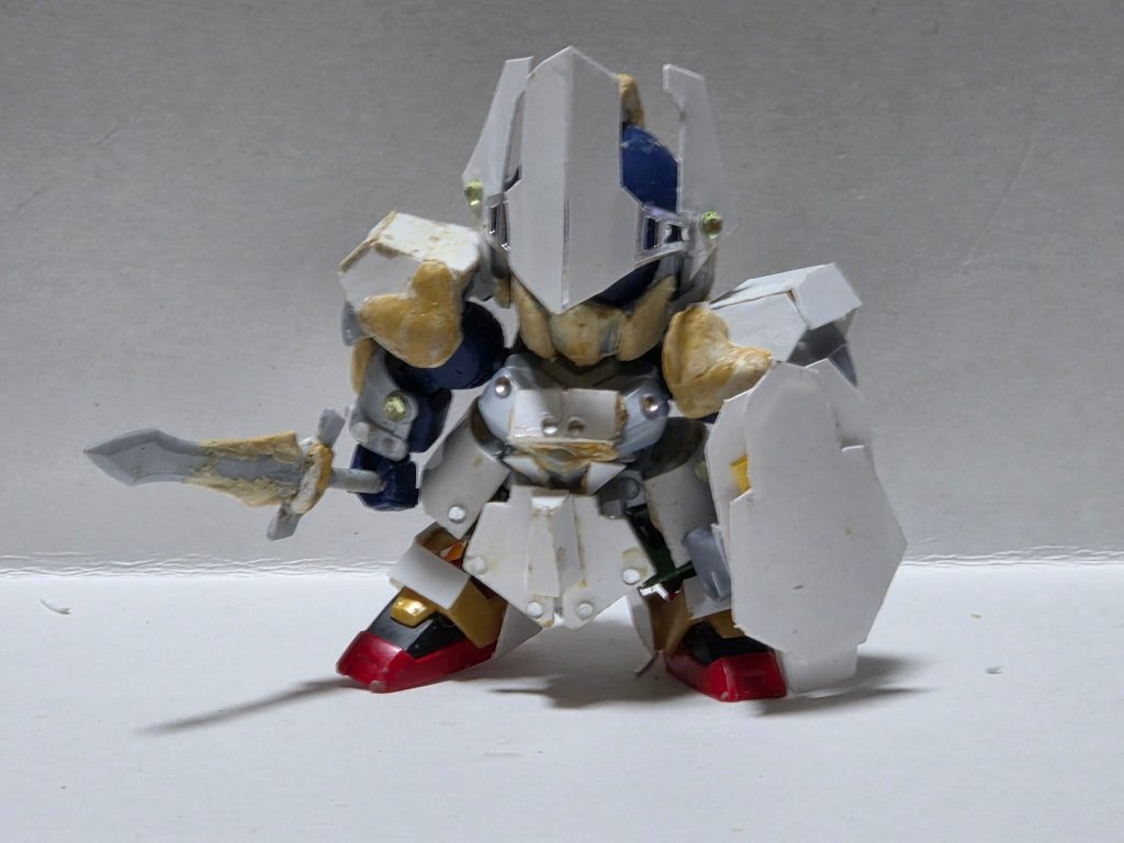 制作工程当初は騎士ガンダムをベースに周瑜ヒャクシキの顔と脚などを用いる予定でしたが顔は騎士ガンダムがそのまま使えそうと思ったのとGジェネで見直した際に脚の造形が通常の百式と異なる事を確認できたので今回は使用を断念しました。ビスは100均のジュエルシールを使用。