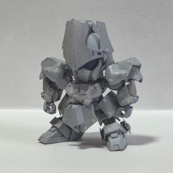 レジェンドBB騎士ガンダムをベースに制作中脚部のみ腿部分はコマンドガンダム、下駄部分は武者頑駄無のものを使用鎧は騎士ガンダムのものを軸にプラ板とパテで制作塗装は金部分のみメッキ塗装にする予定（2枚目）