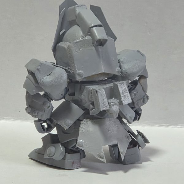 レジェンドBB騎士ガンダムをベースに制作中脚部のみ腿部分はコマンドガンダム、下駄部分は武者頑駄無のものを使用鎧は騎士ガンダムのものを軸にプラ板とパテで制作塗装は金部分のみメッキ塗装にする予定（3枚目）