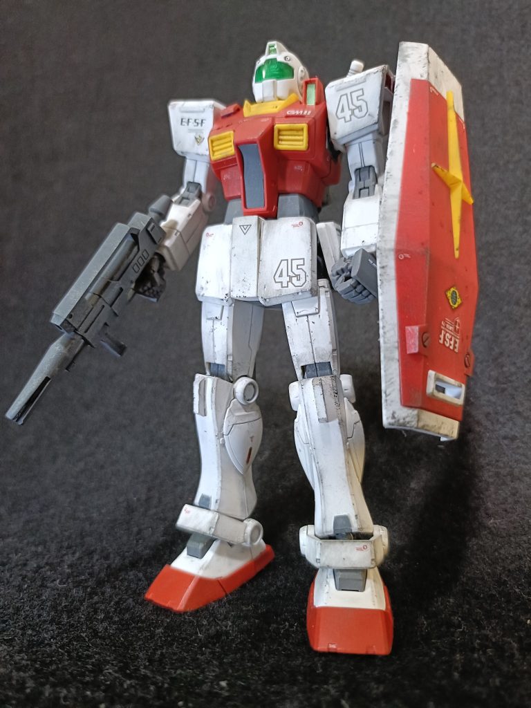 胴体と腕はオリジンガンダム、顔と足はジムインターセプトカスタムのミキシングになってます。肩を大きめにしたかったので陸戦ジム、短めスカートアーマーを延伸した辺りがちょっと大変だったですね。
