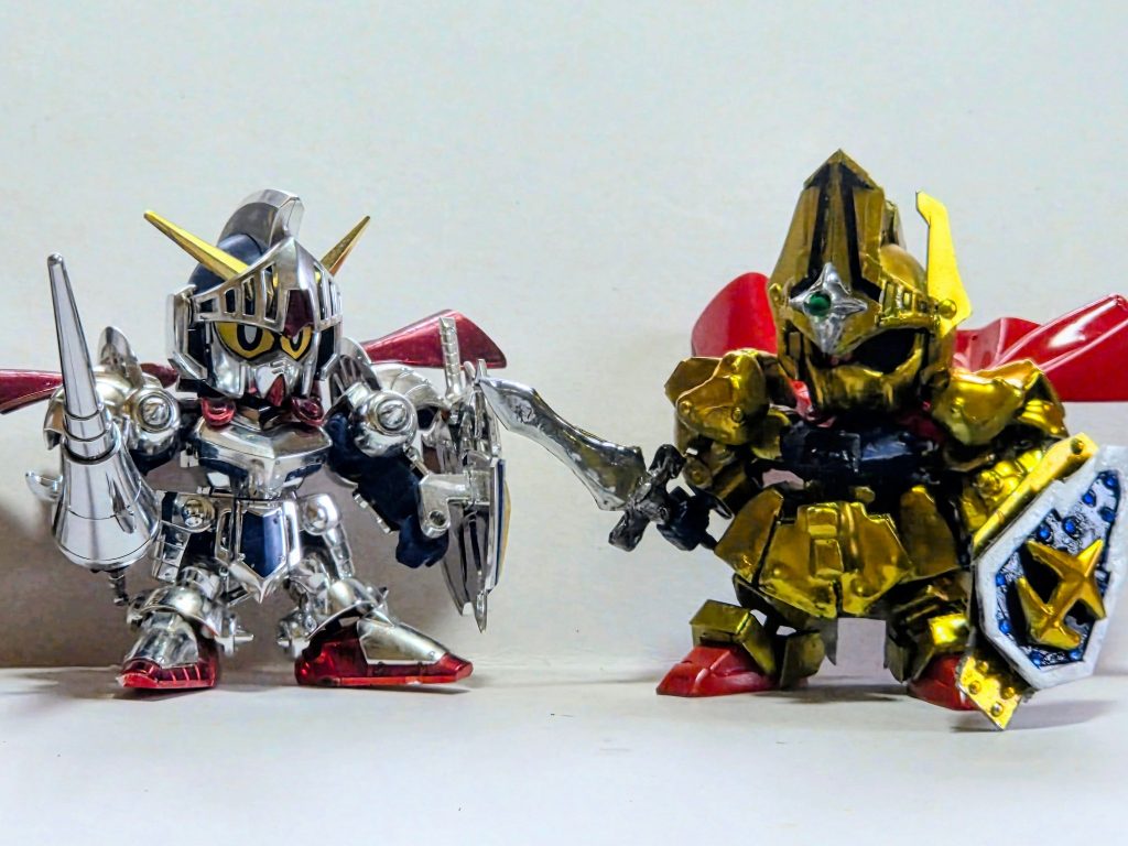 元キットの騎士ガンダムとの比較こちらもメッキ塗装を施してあります。&nbsp;