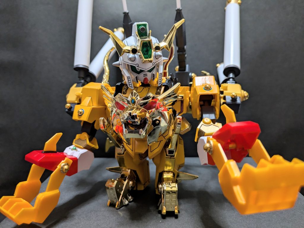 『LGBB號斗丸』の頭部に、『鉄機武者爆進丸』の兜をかぶせました。当然合わないので内部に號斗丸の兜を加工して嵌め込み、着脱可能にしています。眼は天国途剣同様に三白眼を採用。胴体は見た目そのまんま鋼動甲冑ですが、本来轟炎王が乗り込むスペースがガラ空きなので爆進丸の上半身を前面に据え、『魔星大将軍』の三羅将・愚嵐怒さんを背負うかたちでサンドイッチしました。隙間はパテや軽量粘土で埋めています。
