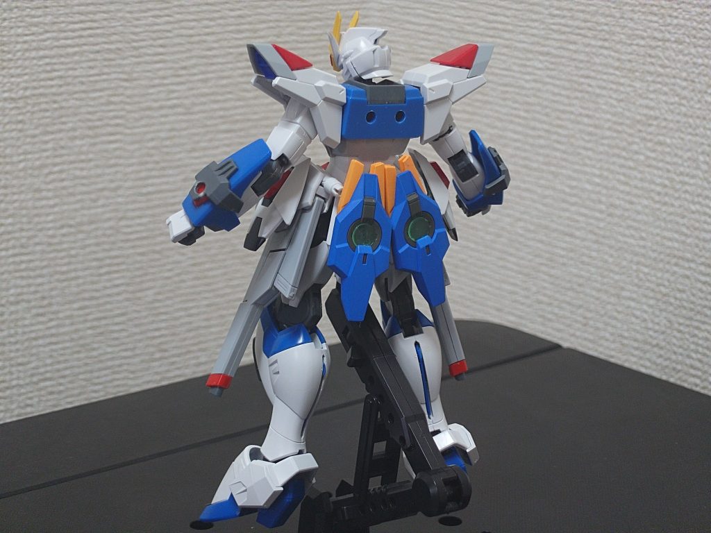 余っていたダイバーアークの腕装備を腰に乗っけたら、あら後ろ姿が某格闘するガンダムに似ている感じが。。。こりゃ近接戦闘用のガンダムにしなけば、と思いました。