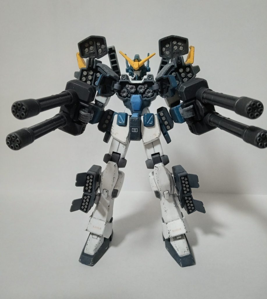 フルバースト正面。フロントアーマー差し替え用部品は失くしました…