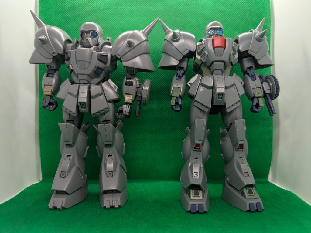 正面視頭頂高はほぼ同一ですが、全体のバランスはけっこう違いますね。旧キットはドッシリ、Re1/100はスマートな感じがします。旧キットは上半身が大きく、足が短く見えます。