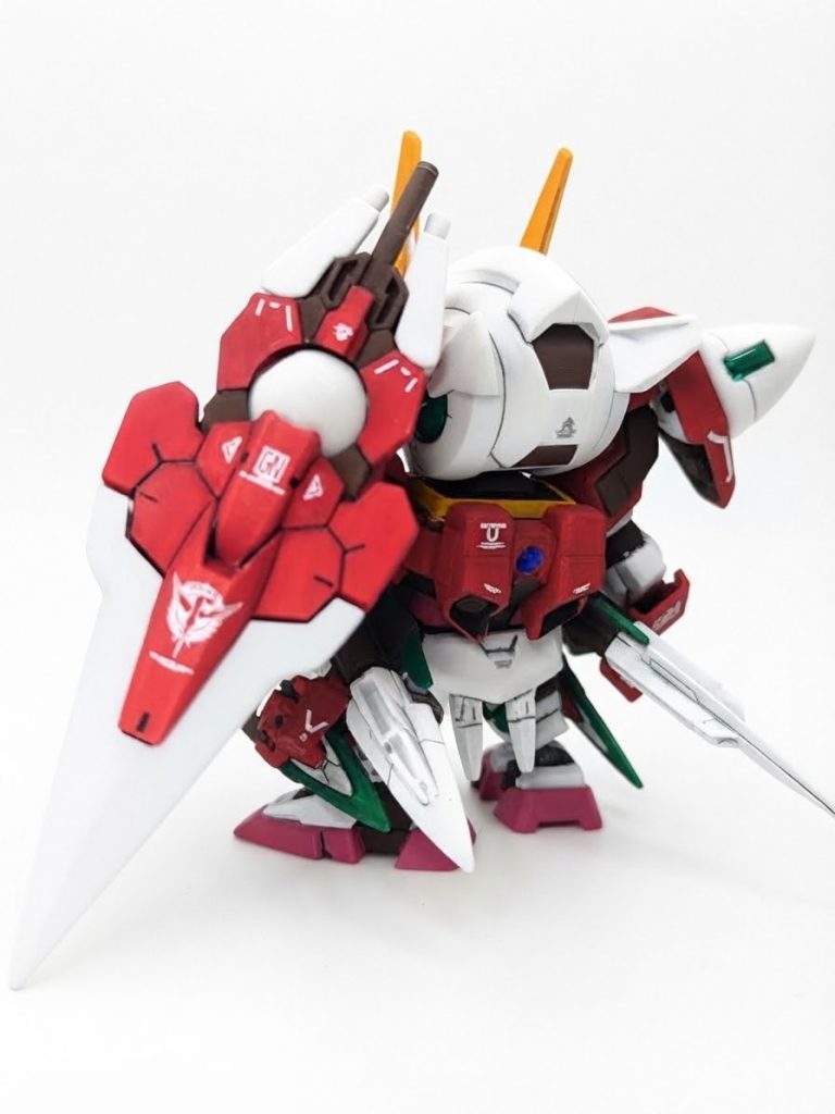 白…クールホワイト赤…モンザレッド赤2…ジャスティスピンク黃…オレンジイエローフレームはブラウン、GNコンデンサー周りはメタリックグリーンと蛍光グリーンを混ぜた色で塗装。額のセンサーはプライマリーメタリックレッドにしてツヤ残し。ツインアイはブルーに色変更、ホイルシール＋ラピテープの上からさらにUVレジンコーティングしてます。