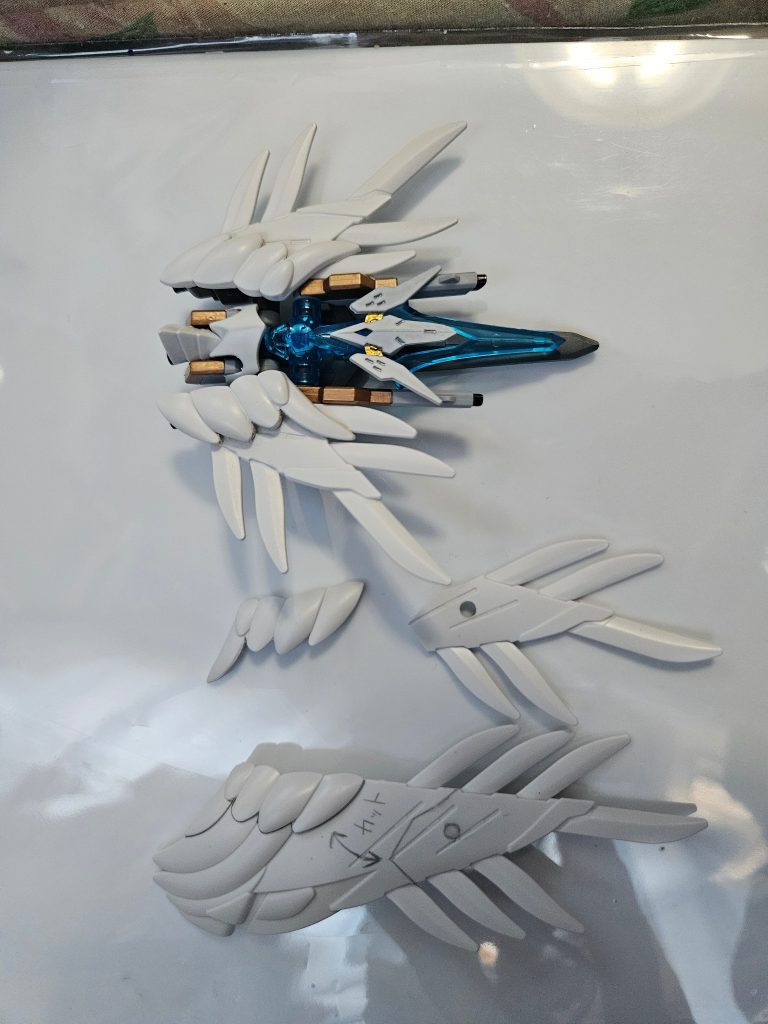サポートメカはウイングゼロewの羽とマイフリ部品、ダブルオースカイ部品等を組み合わせて自作×4