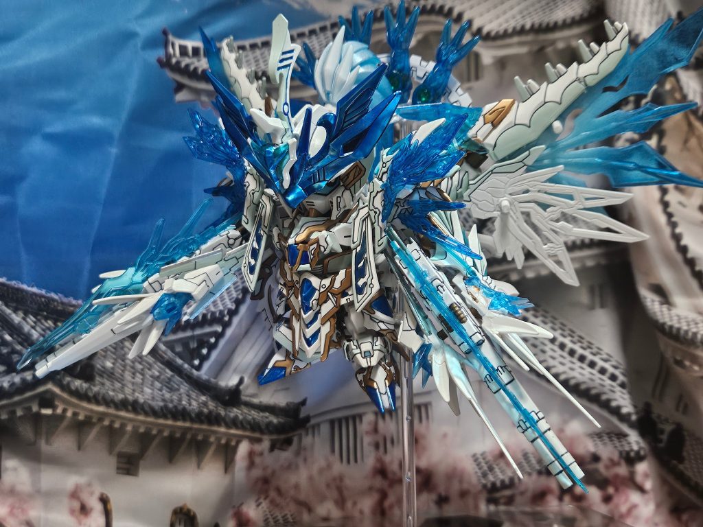 ツインバスターライフルと曹操ウイングガンダムの剣を一体化。そこに増幅器を接続パテにウイングゼロewの羽の残骸を差し込んでいきダブルオースカイ部品と組み合わせて制作。