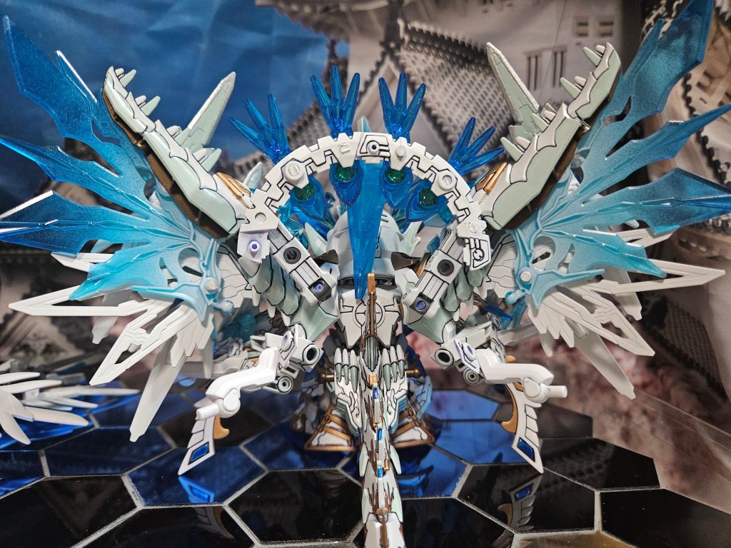 後ろからグラスパードラゴンのボディから尻尾までを羽に使用しているので羽の付け根は太め。独特なジョイント穴のサイズ合わせが少々厄介でした。趙雲ダブルオーガンダム等に入っているバイクのジョイント部品がいい感じにフィットしました。