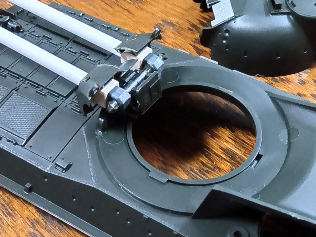 連装砲の構造はこんな感じ。橙色のパーツはたぶん1/144ジム・コマンドの上腕パーツを使っています。