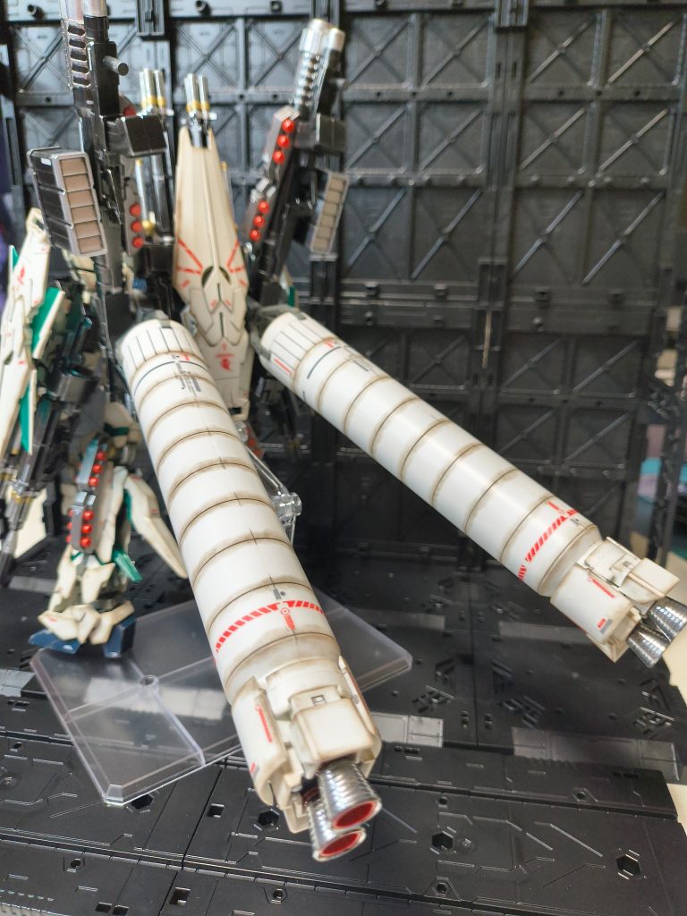 ブースターも装備させましたがデカいですね!スタンド無いと自立しません…飾る時は外します😊