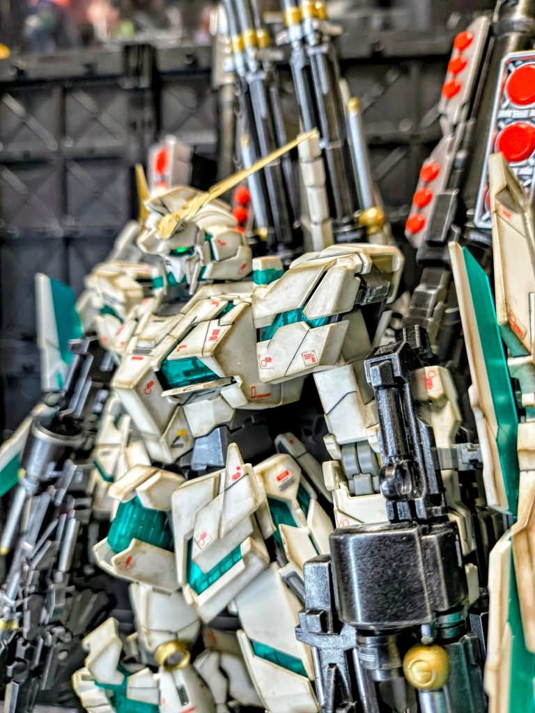 サイコフレームは裏からシルバーを筆塗りしてます😊