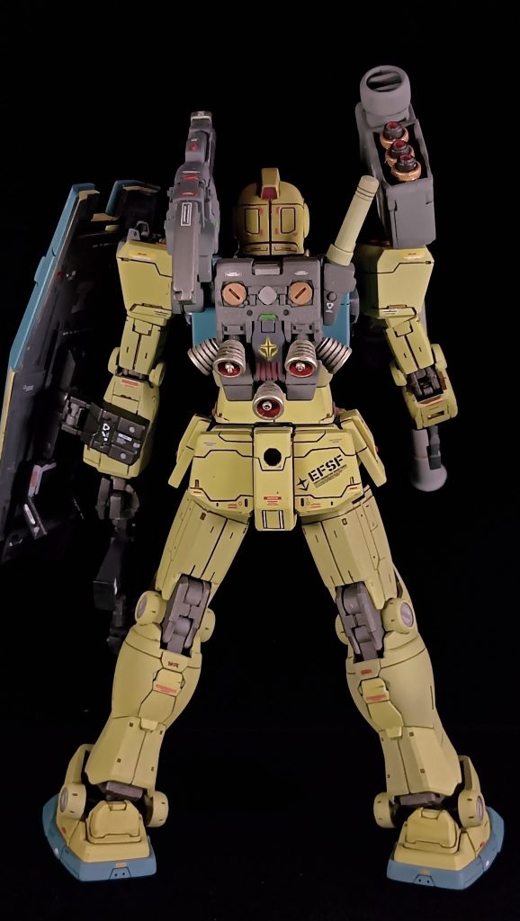 後部のバーニアには丸ピンICソケットを入れました。またハイパーバズーカもショルダーキャノン砲を購入した際についていたのでRGM-79に持たせました。バズーカの弾倉も追加作製。