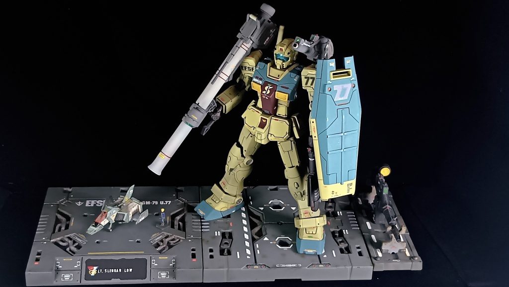 ガンプラ1周年スレッガーRGM-79とコア・ファイターそしてビームライフル台座の組み合わせです。(zaku-kao6)